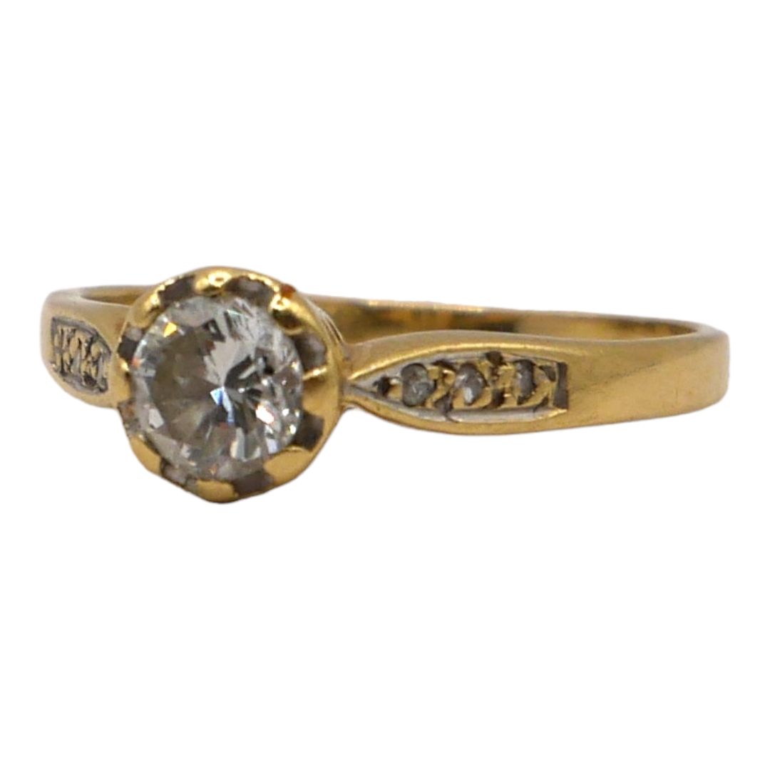 AN 18CT GOLD AND DIAMOND SOLITAIRE RING Having brilliant round cut diamond (approx. 5mm) flanked - Image 2 of 2