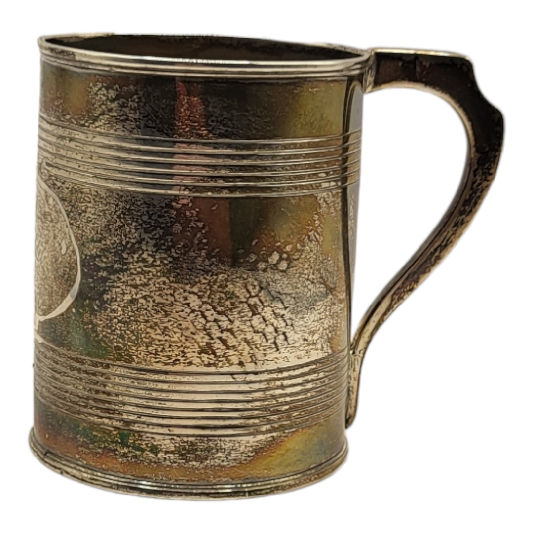 THOMAS MERITON, A GEORGIAN SILVER MUG, HALLMARKED LONDON, 1805 Having two engraved decorative - Image 2 of 4