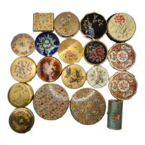 A COLLECTION OF TWENTY VINTAGE FLORAL COMPACTS, TO INCLUDE EXAMPLES FROM COTY, STRATTON, MASCOT,