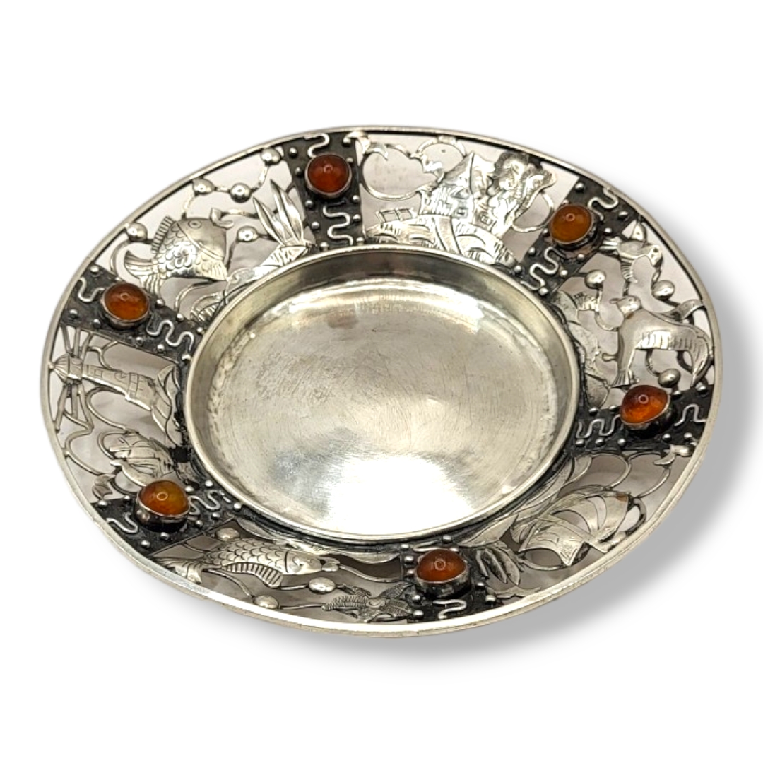 GEORG KRAMER, A 20TH CENTURY SILVER & AMBER DISH, FISCHLAND PATTERN Having pierced and chased - Image 2 of 3