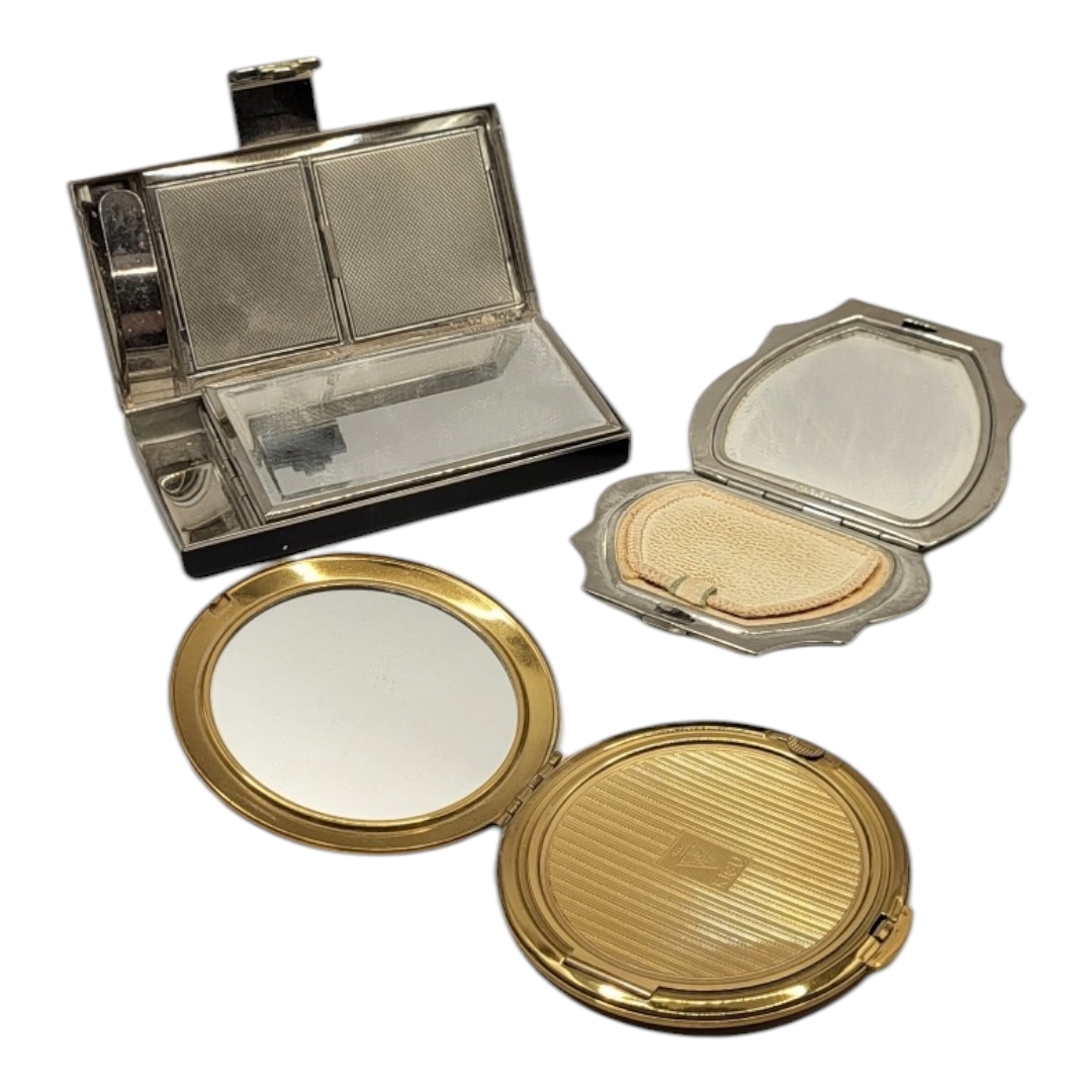 A LARGE COLLECTION OF THIRTY 20TH CENTURY ART DECO AND VINTAGE COMPACTS To include examples from - Image 7 of 8