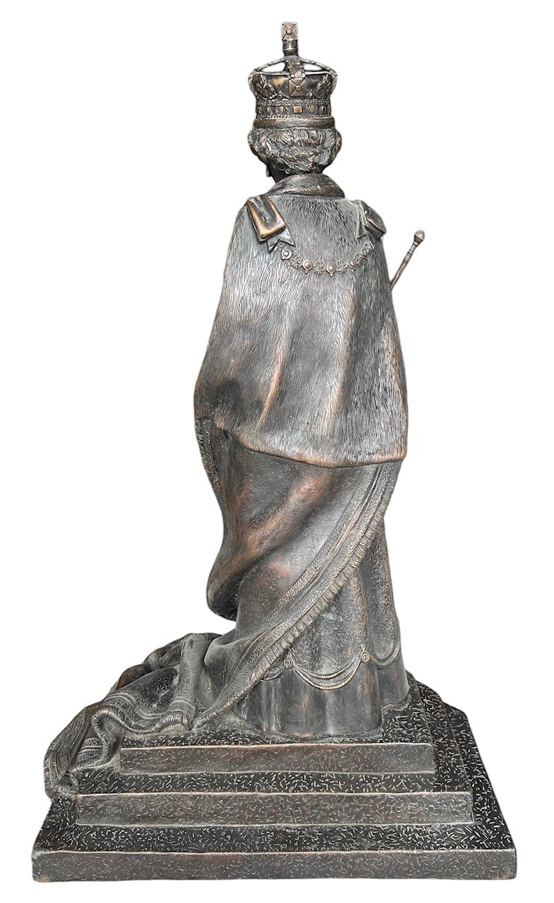 A BRONZE FIGURE OF QUEEN ELIZABETH II HOLDING THE ORB AND SCEPTRE Dressed in ceremonial robes, - Image 5 of 6