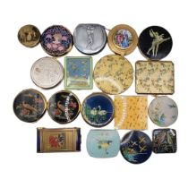 A COLLECTION OF EIGHTEEN 20TH CENTURY ART DECO & VINTAGE COMPACTS, DECORATED WITH VARIOUS BIRDS