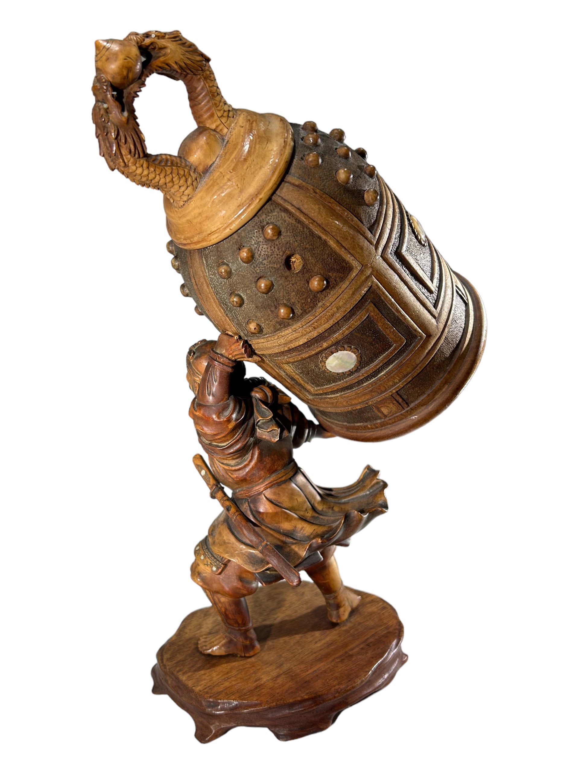 A LARGE 20TH CENTURY JAPANESE CARVED WOODEN FIGURE OF BENKEI AND THE GREAT BELL OF MIIDERA. Marked - Image 5 of 7