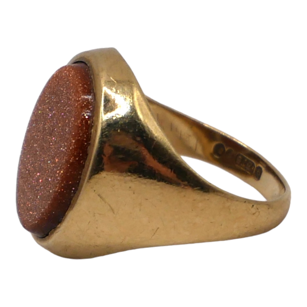 A 9CT GOLD AND RED GOLDSTONE GENTS SIGNET RING Having unengraved flat oval cut red goldstone, - Image 2 of 2