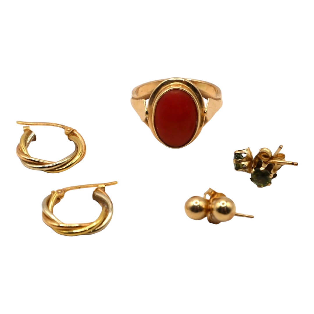 A VINTAGE POLISH 14CT GOLD AND RED CORAL RING, TOGETHER WITH TWO PAIRS OF 14CT GOLD STUD EARRINGS