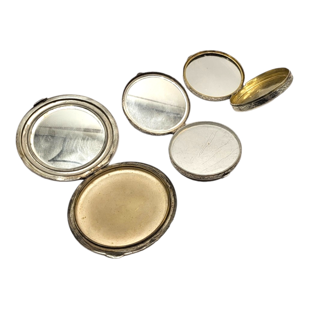 A COLLECTION OF THREE EARLY 20TH CENTURY CONTINENTAL SILVER COMPACTS Comprising a chased and - Image 3 of 3