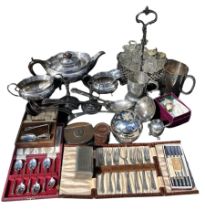 A COLLECTION OF VICTORIAN AND LATER SILVER PLATED ITEMS, COMPRISING TEA SET, CRUET SET, BOXED