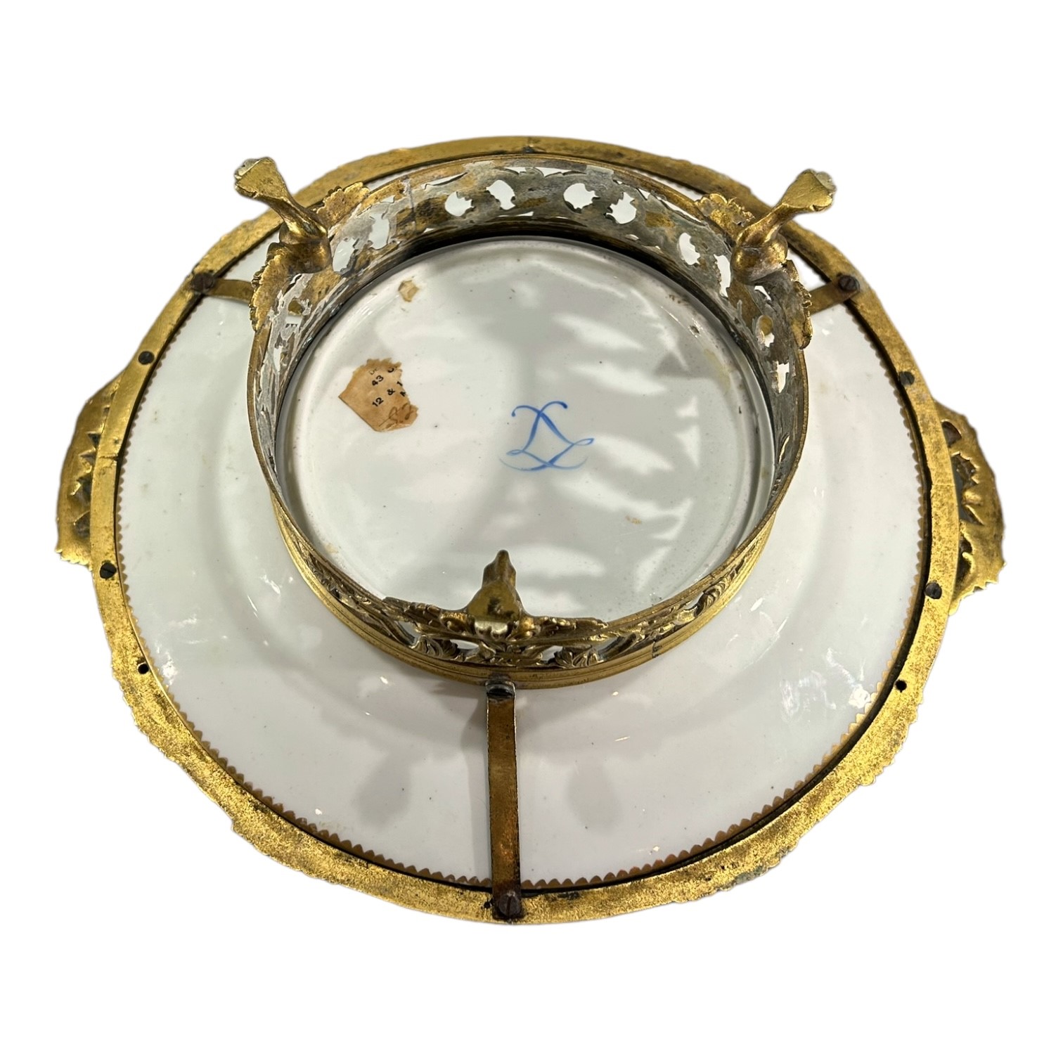 AN 18TH CENTURY FRENCH VINCENNES PORCELAIN AND GILT BRONZE MOUNT FORMING A TAZZA Plate hand - Image 4 of 4
