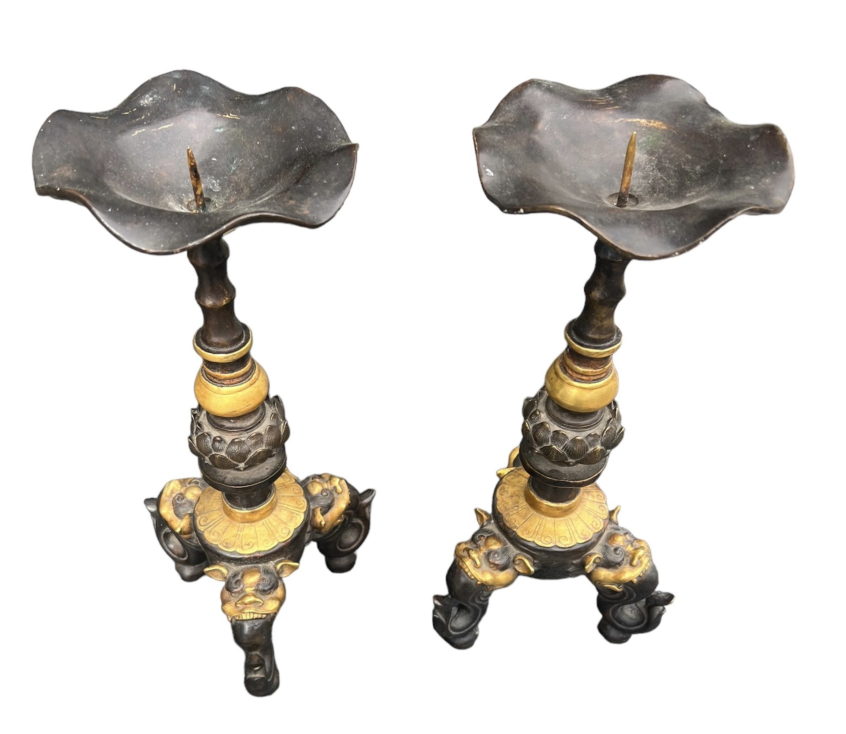 A PAIR OF CHINESE GILT BRONZE TABLE PRICKET STANDS The columns decorated with Lotus Leaf above three - Image 4 of 7