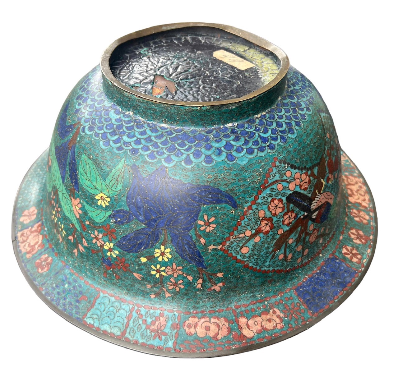 A LARGE CHINESE LATE MING DYNASTY 17TH CENTURY CLOISONNÉ BOWL Of waisted circular form with a flared - Image 5 of 8