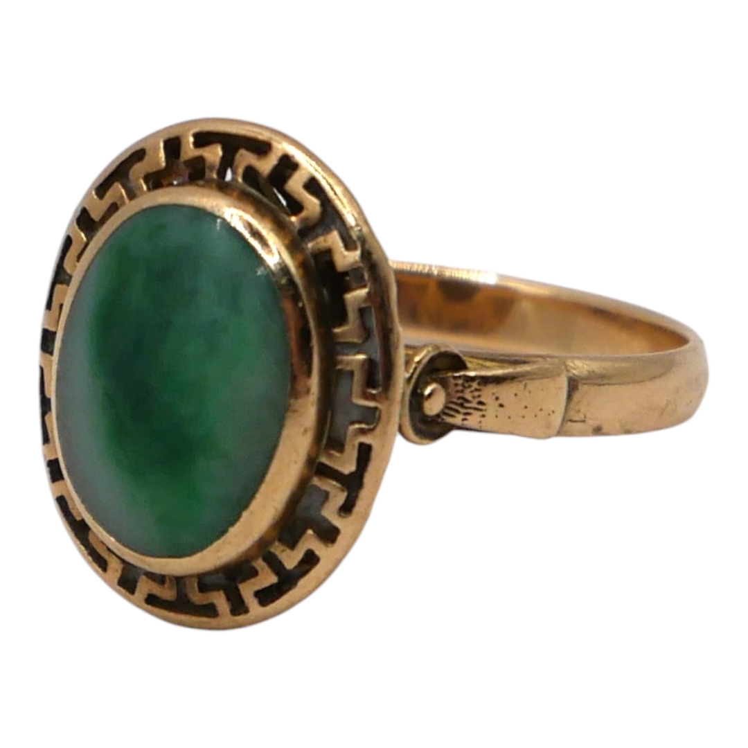 A VINTAGE 14CT YELLOW GOLD AND NEPHRITE RING The central oval cabochon cut nephrite in bezel - Image 3 of 3