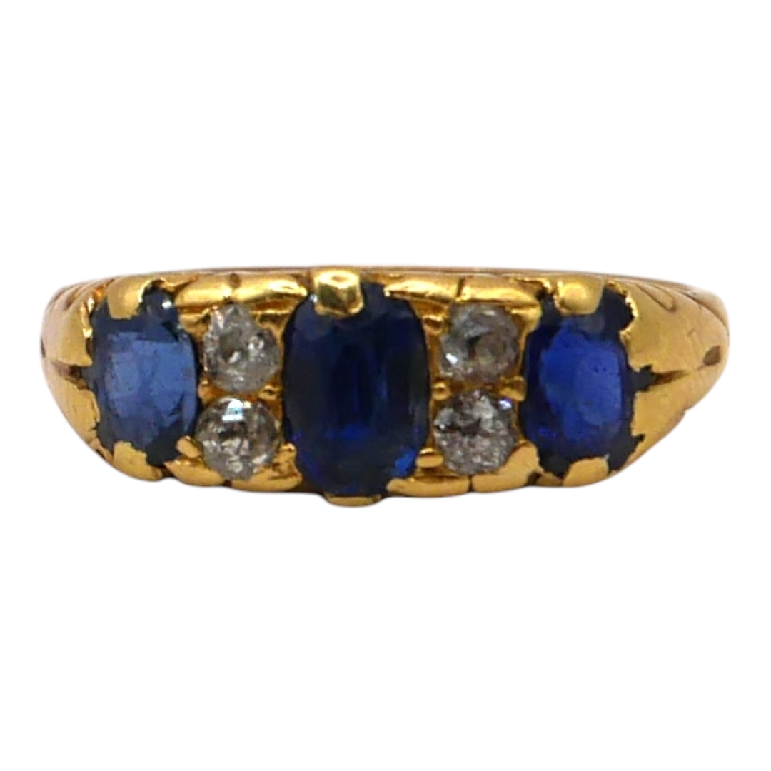 A LATE VICTORIAN/EARLY EDWARDIAN YELLOW METAL, SAPPHIRE AND DIAMOND RING, YELLOW METAL TESTED AS
