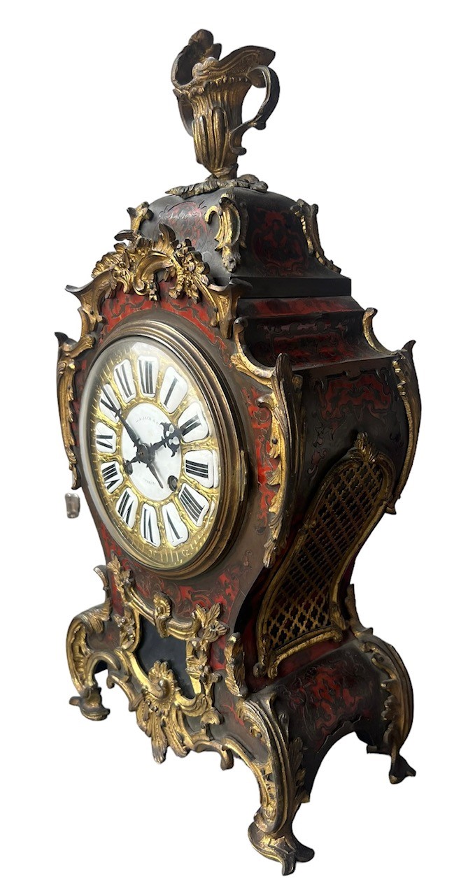 A 19TH CENTURY FRENCH GILT METAL MOUNTED TORTOISESHELL AND BOULLE WORK BRACKET CLOCK The circular - Image 4 of 6