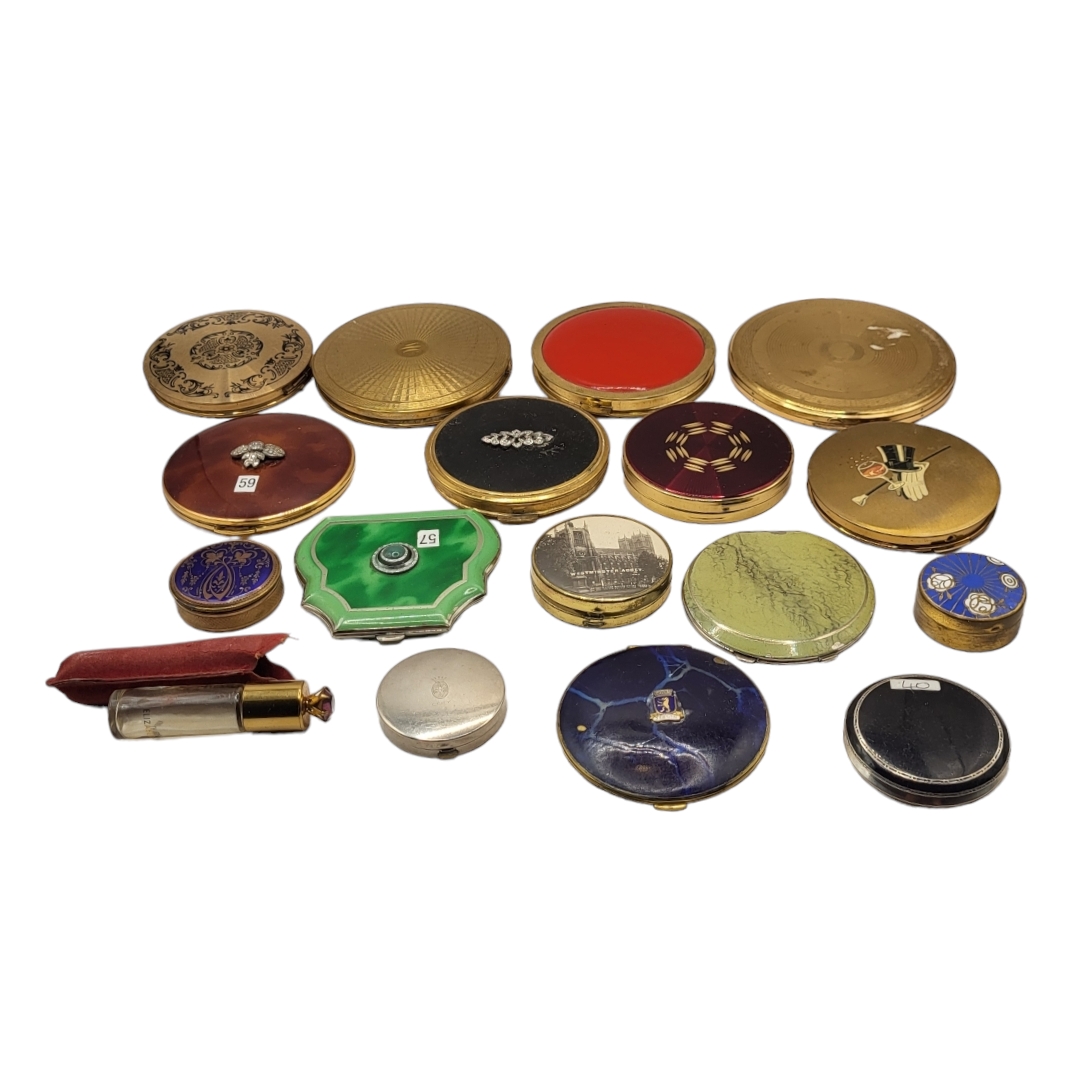 A LARGE COLLECTION OF THIRTY 20TH CENTURY ART DECO AND VINTAGE COMPACTS To include examples from - Image 4 of 8