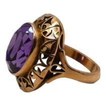 A LARGE YELLOW METAL AND AMETHYST COCKTAIL RING, YELLOW METAL (TESTS AS 14CT GOLD) The central