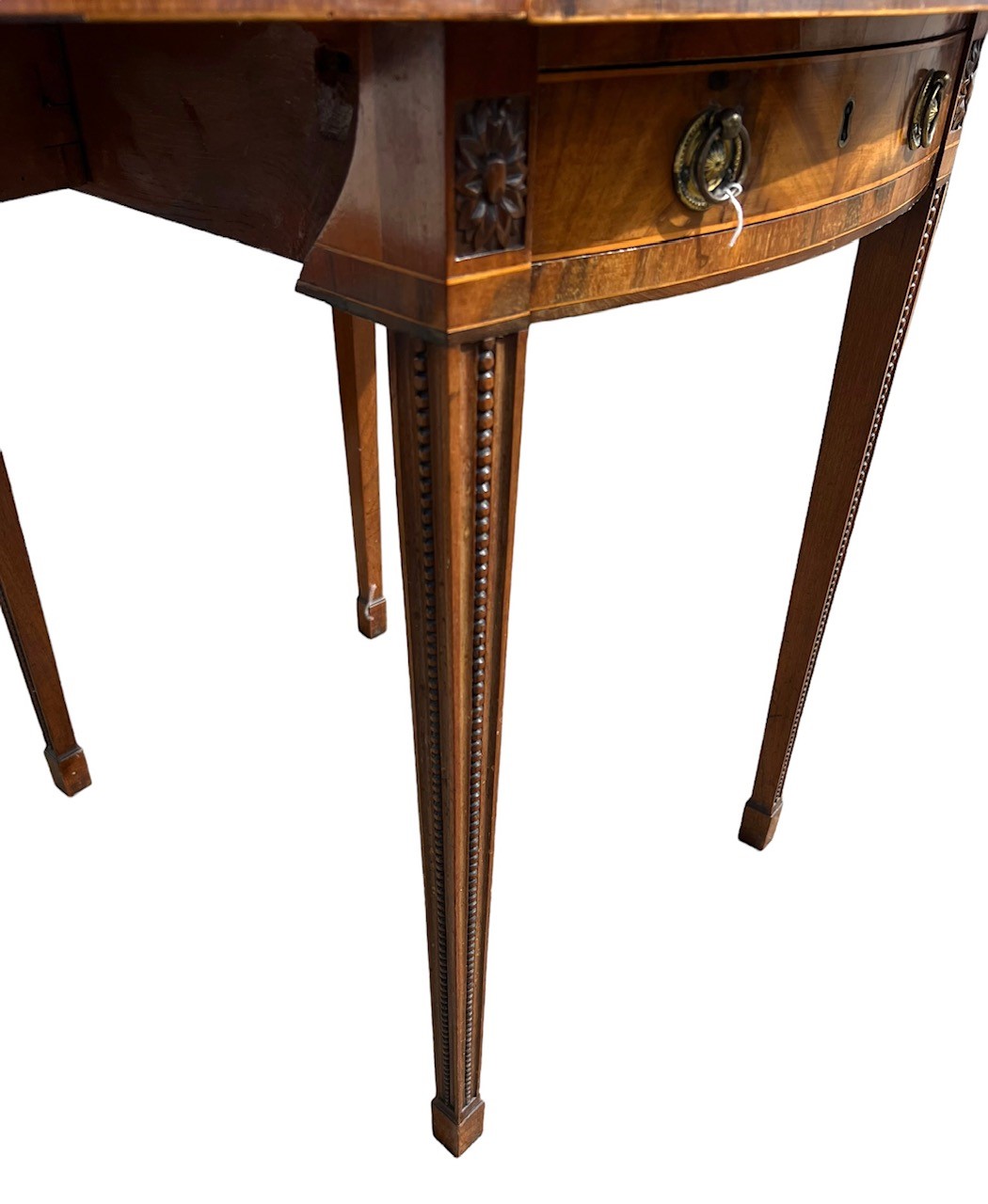 A GEORGE III CARVED MAHOGANY AND INLAID OVAL PEMBROKE TABLE With single drawer raised on square - Image 5 of 5