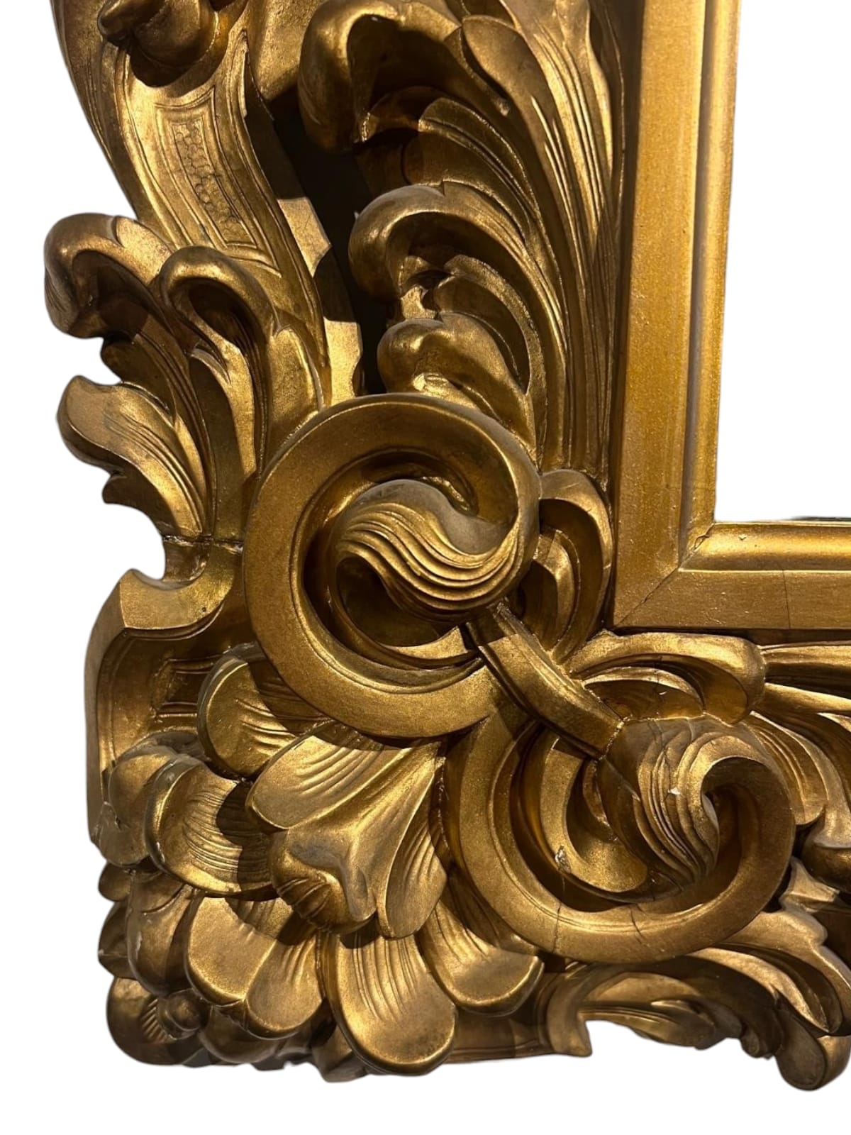 AN 18TH CENTURY ITALIAN FLORENTINE CARVED GILTWOOD MIRROR Decorated with scrolling foliage and - Image 4 of 8