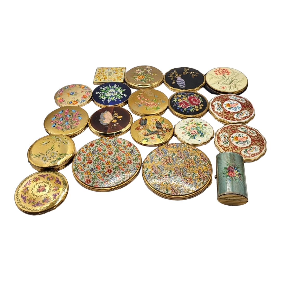 A COLLECTION OF TWENTY VINTAGE FLORAL COMPACTS, TO INCLUDE EXAMPLES FROM COTY, STRATTON, MASCOT, - Image 2 of 2