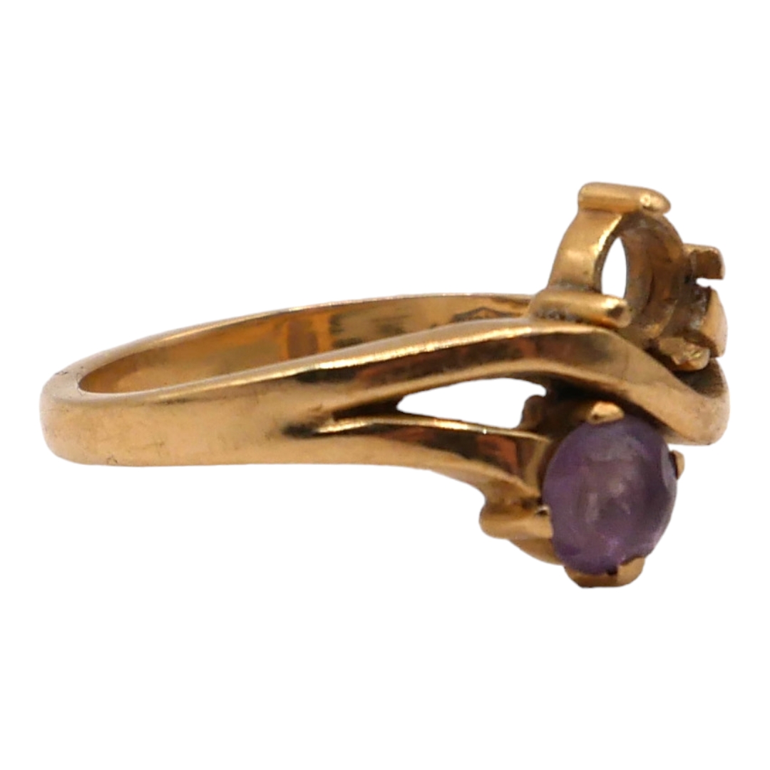 A 14CT GOLD AND AMETHYST STYLISED CROSS OVER RING Having round cut amethyst (approx. 5mm) lacking - Image 2 of 2