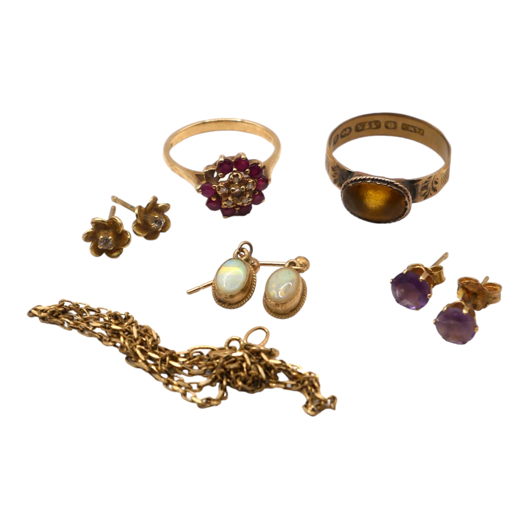 A COLLECTION OF 9CT GOLD JEWELLERY, TO INCLUDE TWO RINGS, THREE PAIRS OF EARRINGS AND CHAIN