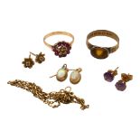 A COLLECTION OF 9CT GOLD JEWELLERY, TO INCLUDE TWO RINGS, THREE PAIRS OF EARRINGS AND CHAIN