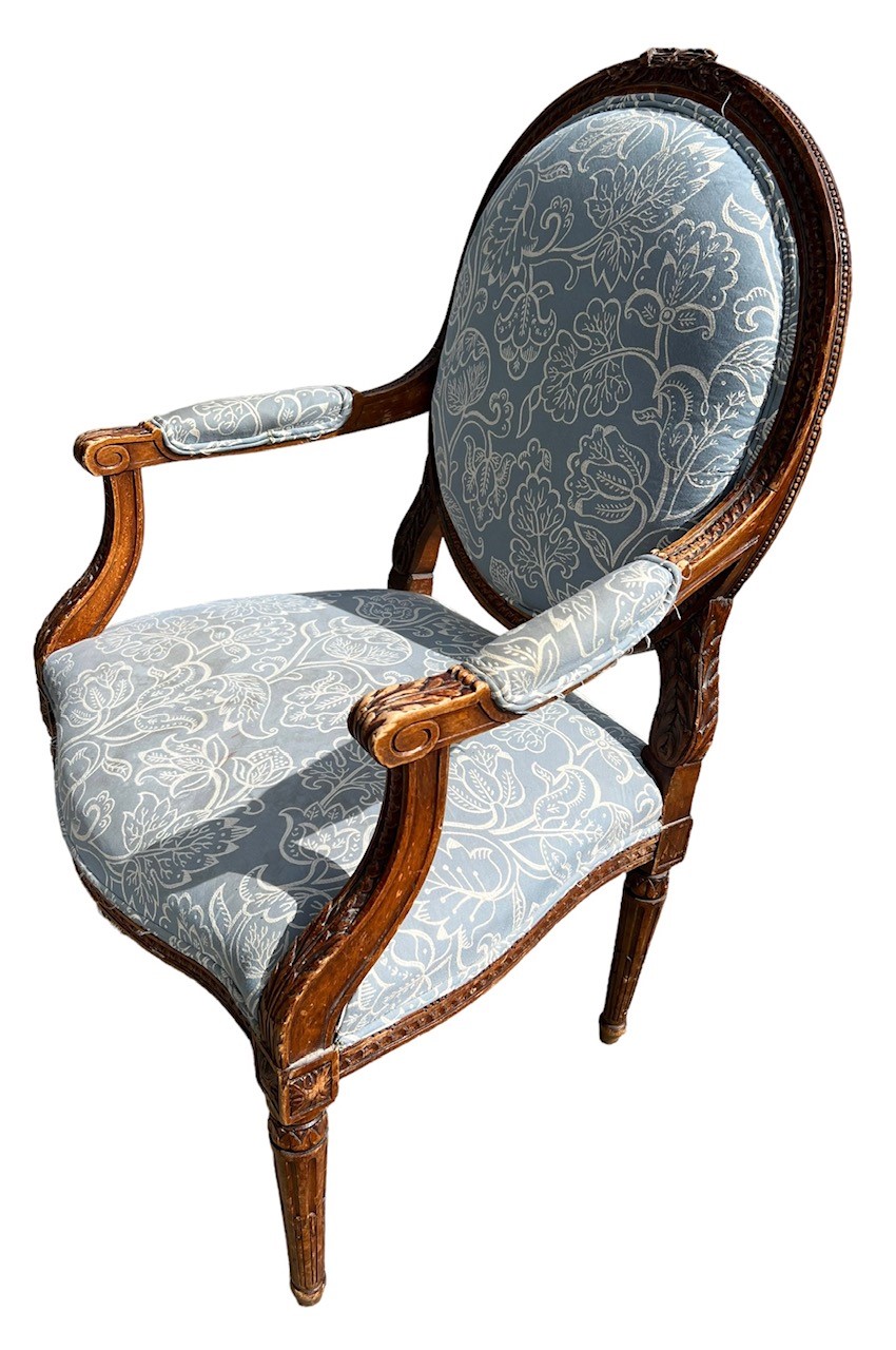 A PAIR OF 19TH CENTURY FRENCH LOUIS XVI DESIGN OPEN ARMCHAIRS The back carved with ribbons above - Image 3 of 5