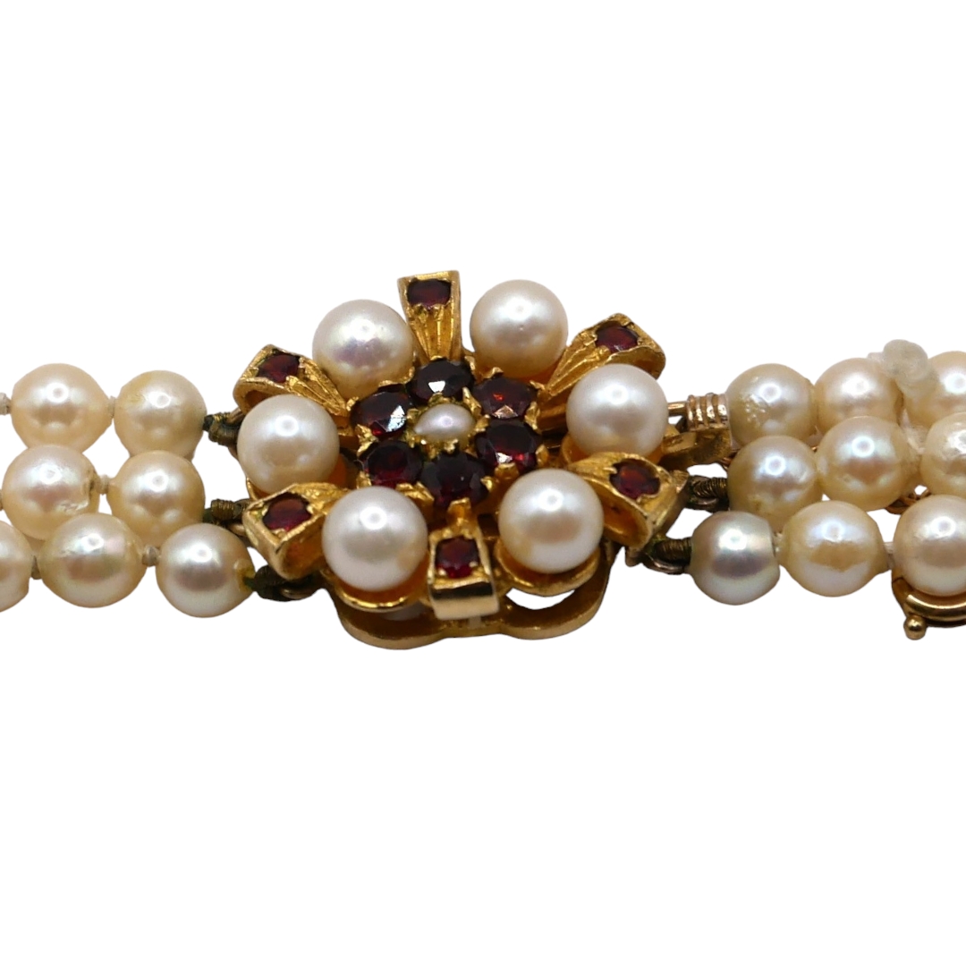 A VINTAGE THREE STRAND PEARL NECKLACE, HAVING DECORATIVE 9CT GOLD, GARNET AND PEARL CLASP Each - Image 2 of 3