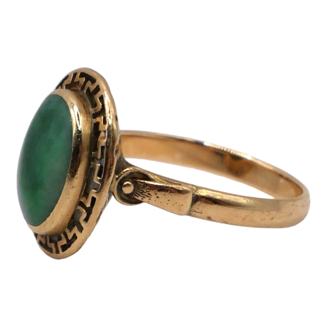 A VINTAGE 14CT YELLOW GOLD AND NEPHRITE RING The central oval cabochon cut nephrite in bezel - Image 2 of 3