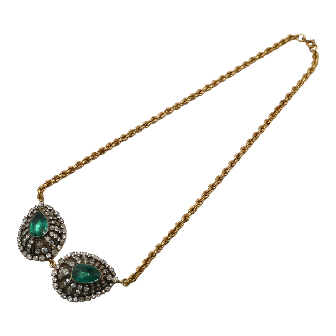 A VINTAGE YELLOW METAL DIAMOND AND EMERALD NECKLACE (YELLOW METAL TESTED AS 18CT YELLOW GOLD) Having - Image 5 of 5