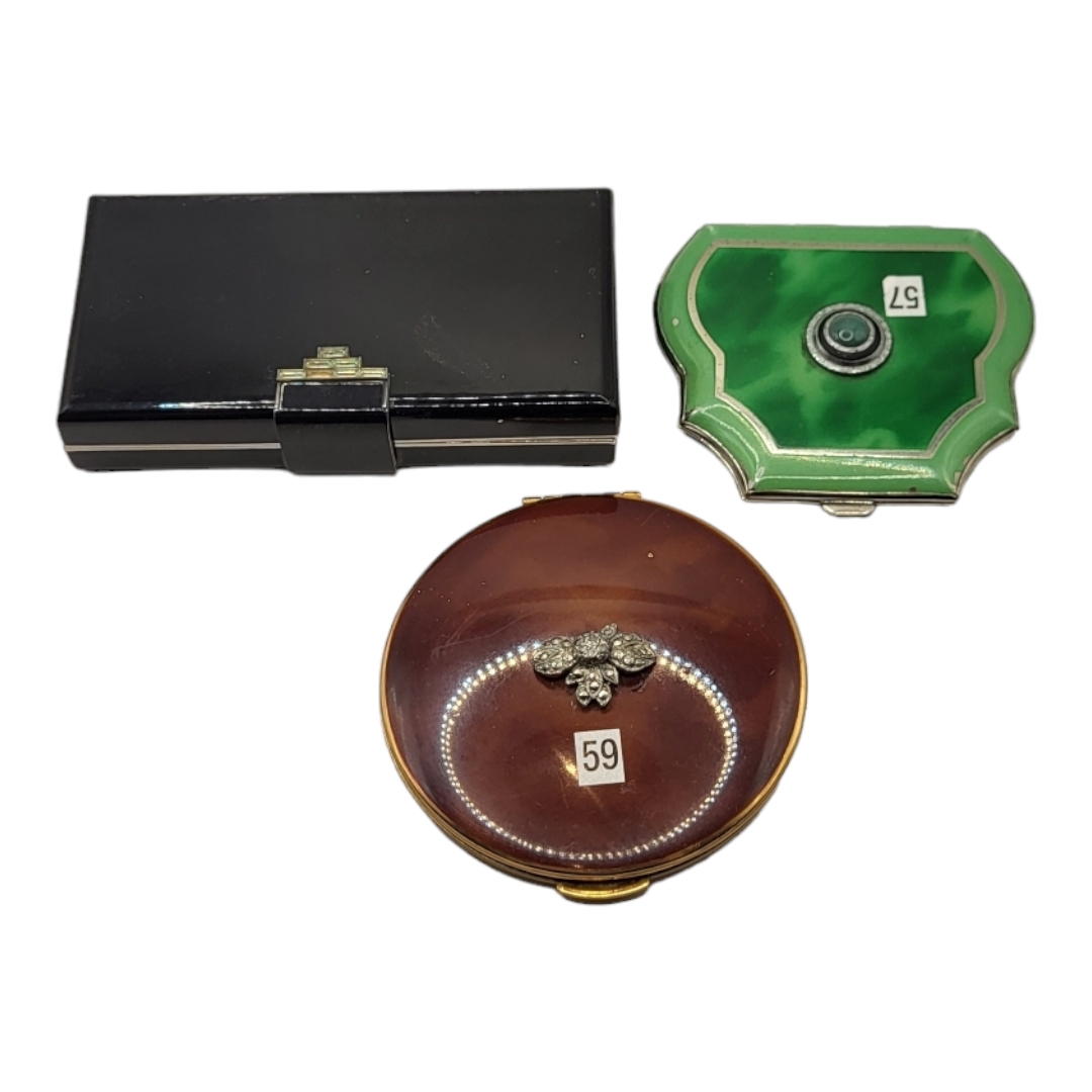 A LARGE COLLECTION OF THIRTY 20TH CENTURY ART DECO AND VINTAGE COMPACTS To include examples from - Image 8 of 8