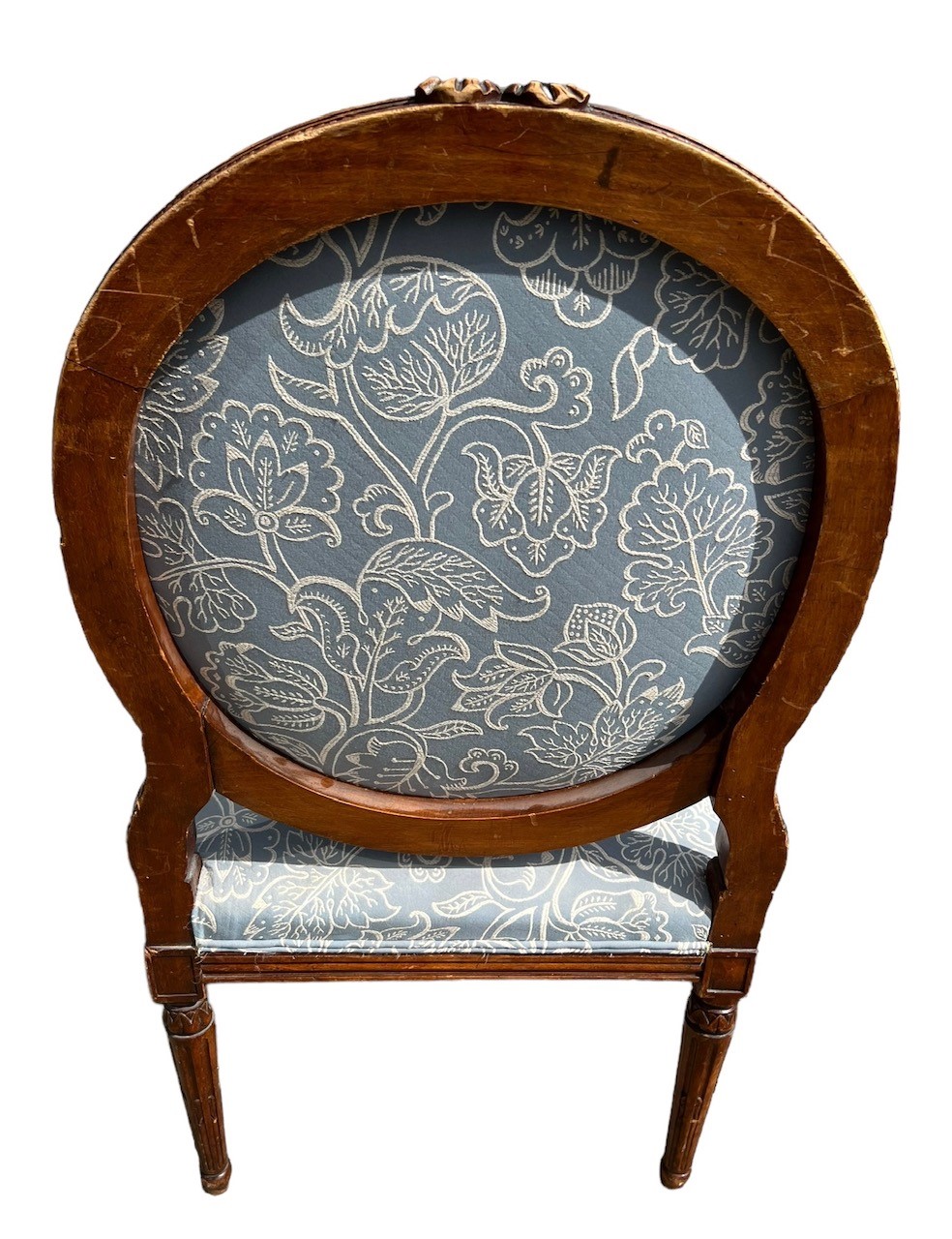 A PAIR OF 19TH CENTURY FRENCH LOUIS XVI DESIGN OPEN ARMCHAIRS The back carved with ribbons above - Image 4 of 5