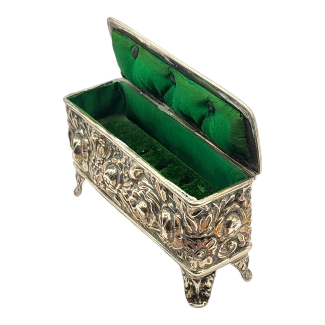 WALKER & HALL, AN EDWARDIAN SILVER RING BOX IN CASKET FORM, HALLMARKED CHESTER, 1907 Decorated - Image 2 of 5