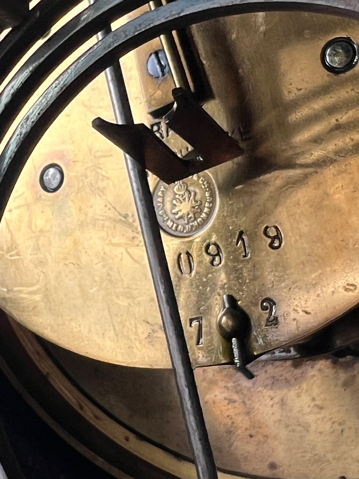 A 19TH CENTURY FRENCH GILT METAL MOUNTED TORTOISESHELL AND BOULLE WORK BRACKET CLOCK The circular - Image 5 of 6