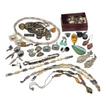 A COLLECTION OF 20TH CENTURY AND LATER SILVER JEWELLERY, TO INCLUDE RINGS, EARRINGS, BRACELETS,