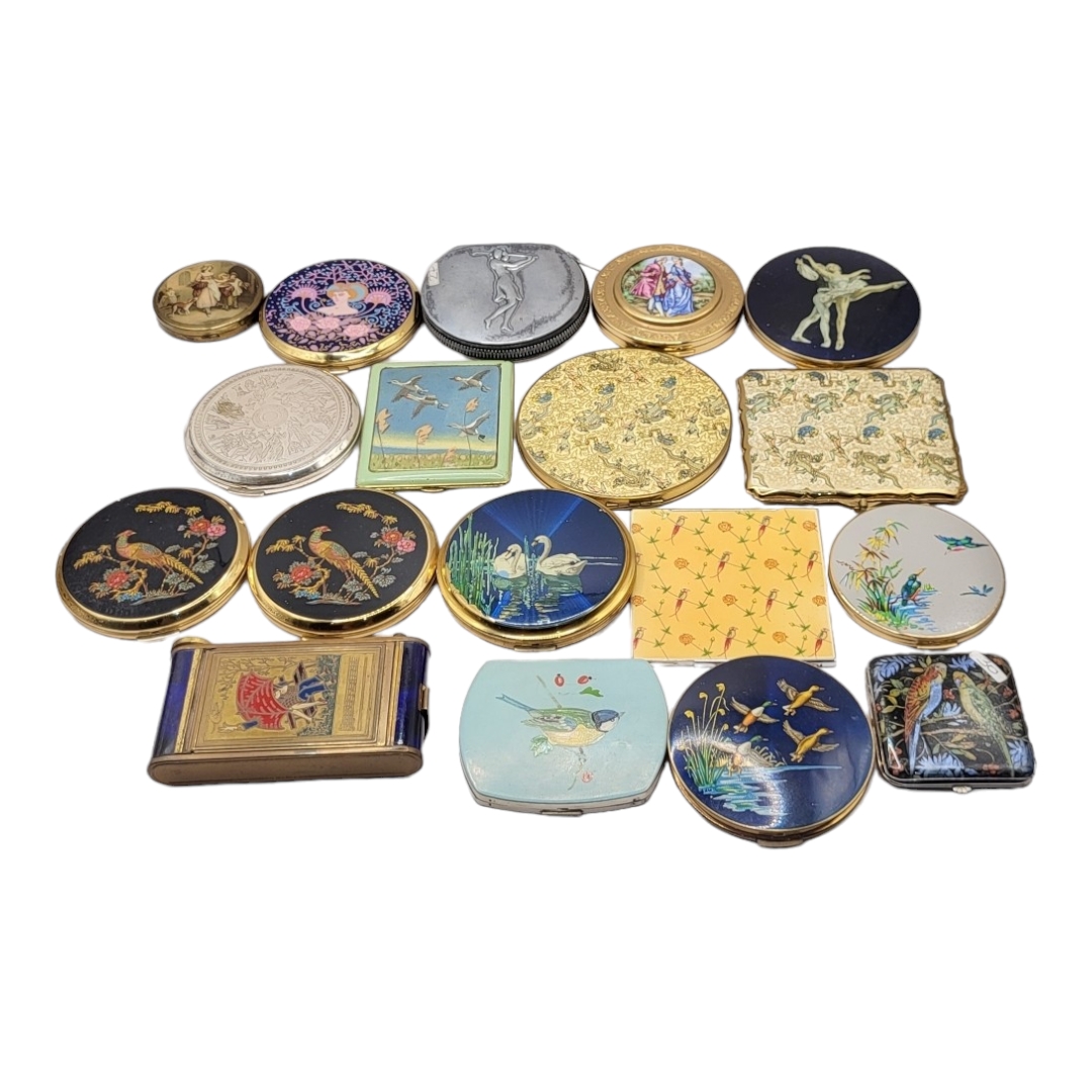 A COLLECTION OF EIGHTEEN 20TH CENTURY ART DECO & VINTAGE COMPACTS, DECORATED WITH VARIOUS BIRDS - Image 2 of 2