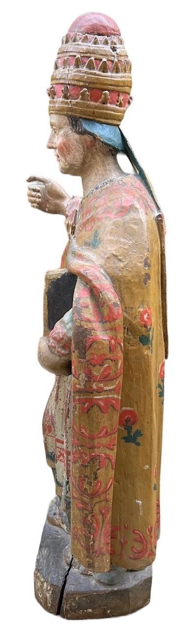 A LARGE 16TH/17TH CENTURY CARVED WOOD POLYCHROME AND GILDED STATUE OF A POPEWearing the triple - Image 4 of 9