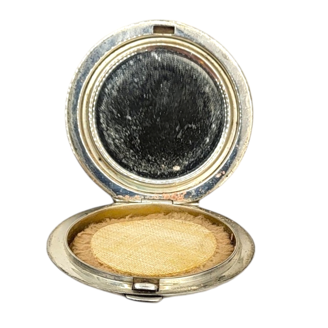 R. BLACKINTON & CO. FOR CARTIER, A LATE 1940’S AMERICAN STERLING SILVER COMPACT Circular form with - Image 2 of 3