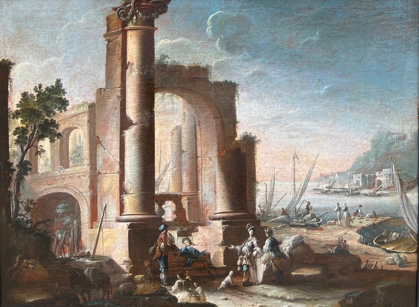 A LARGE 18TH CENTURY OIL ON CANVAS, ITALIAN RUINS, HARBOUR SCENE, FIGURES AND SOLDIERS Held in