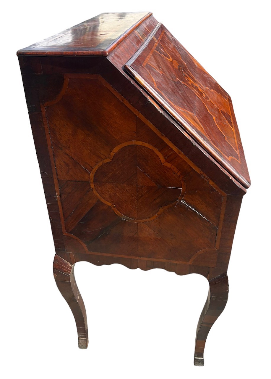AN 18TH CENTURY MALTESE WALNUT AND MARQUETRY INLAID WRITING BUREAU The fall front opening to - Image 5 of 8