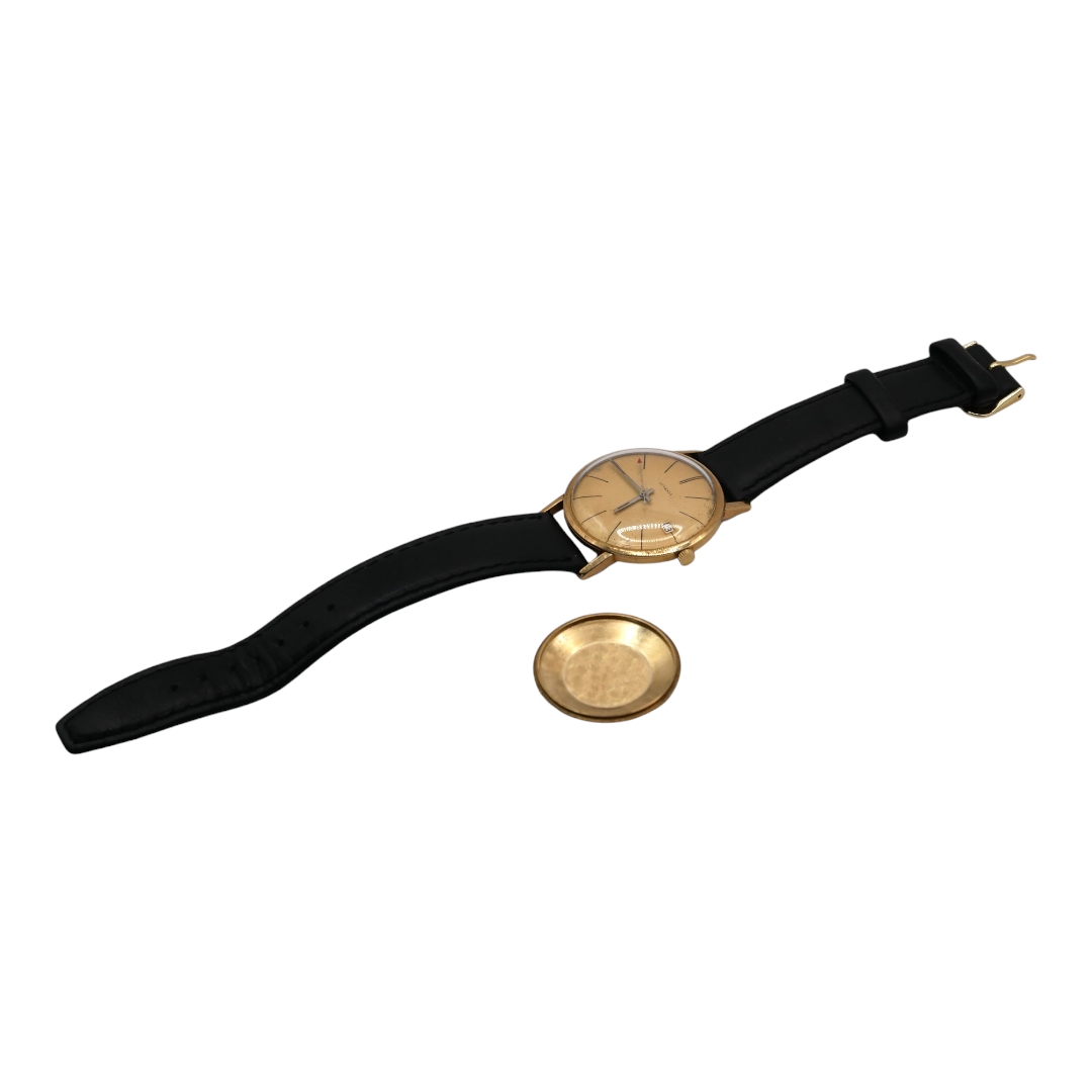 JUVENIA, SWISS, A 9CT GOLD CASED WRISTWATCH, CIRCA 1960 Matt gold toned dial, baton hour marks,