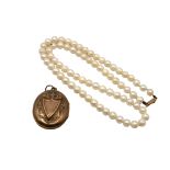A VINTAGE SINGLE STRAND PEARL NECKLACE, HAVING YELLOW METAL BOX CLASP, YELLOW METAL TESTED AS 9CT