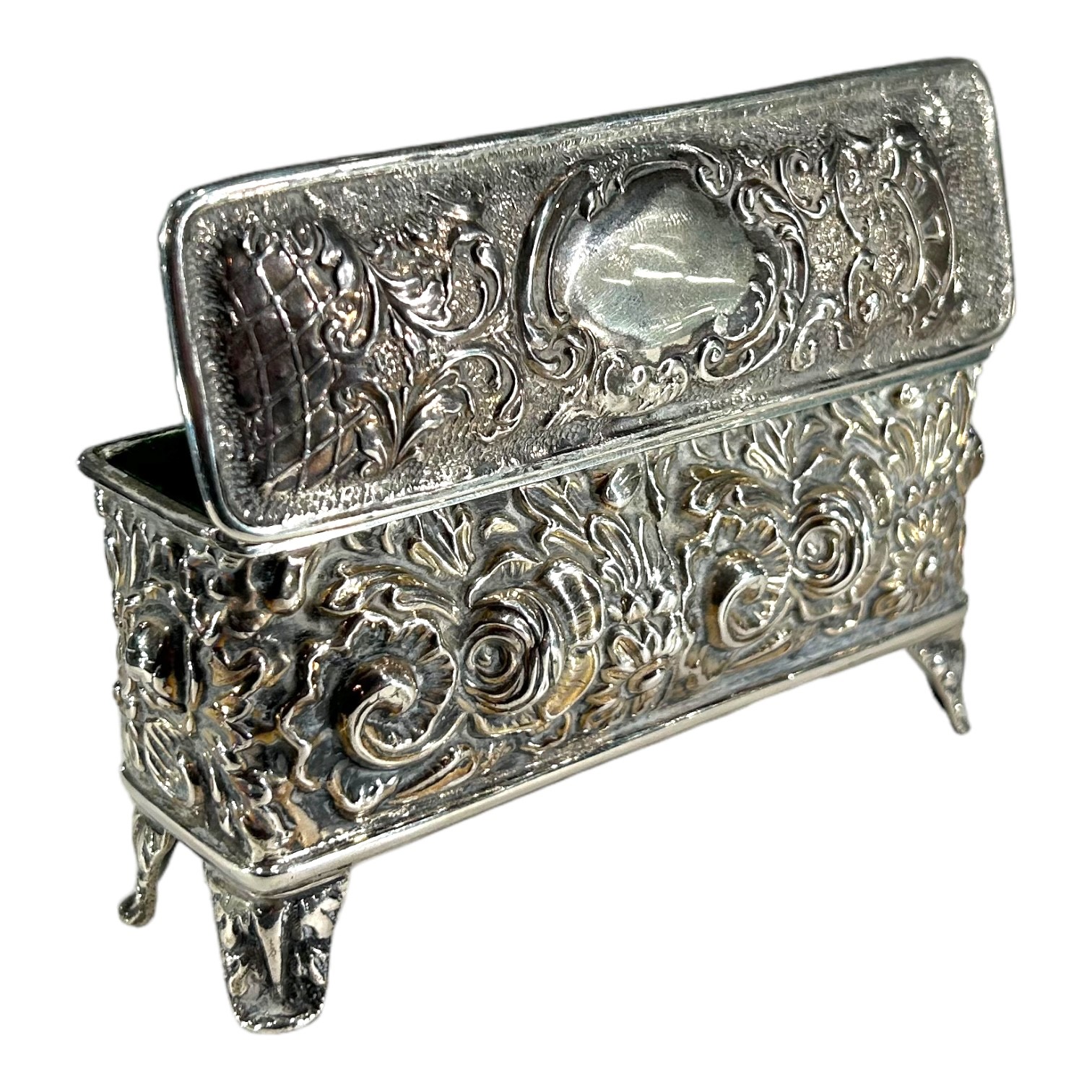 WALKER & HALL, AN EDWARDIAN SILVER RING BOX IN CASKET FORM, HALLMARKED CHESTER, 1907 Decorated - Image 4 of 5
