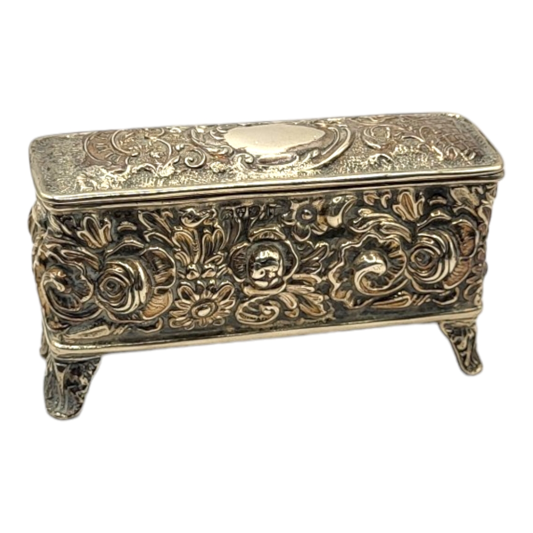 WALKER & HALL, AN EDWARDIAN SILVER RING BOX IN CASKET FORM, HALLMARKED CHESTER, 1907 Decorated