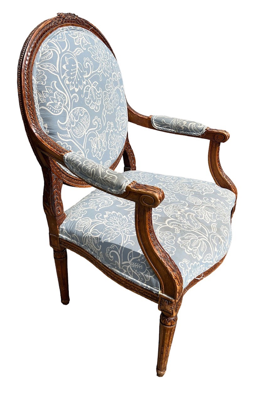 A PAIR OF 19TH CENTURY FRENCH LOUIS XVI DESIGN OPEN ARMCHAIRS The back carved with ribbons above - Image 5 of 5