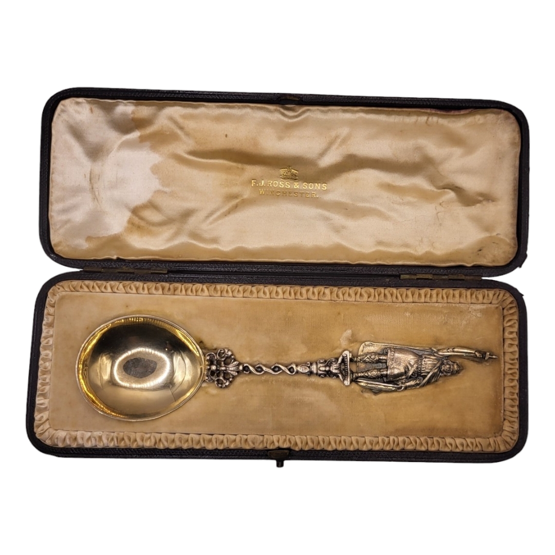 SAMUEL JACOB, A CASED EDWARDIAN SILVER DESSERT SPOON, HALLMARKED, LONDON, 1901 Decorated with