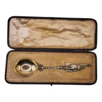 SAMUEL JACOB, A CASED EDWARDIAN SILVER DESSERT SPOON, HALLMARKED, LONDON, 1901 Decorated with