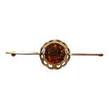 A LATE VICTORIAN/EARLY EDWARDIAN YELLOW METAL AND CITRINE BAR BROOCH, YELLOW METAL TESTED AS 9CT