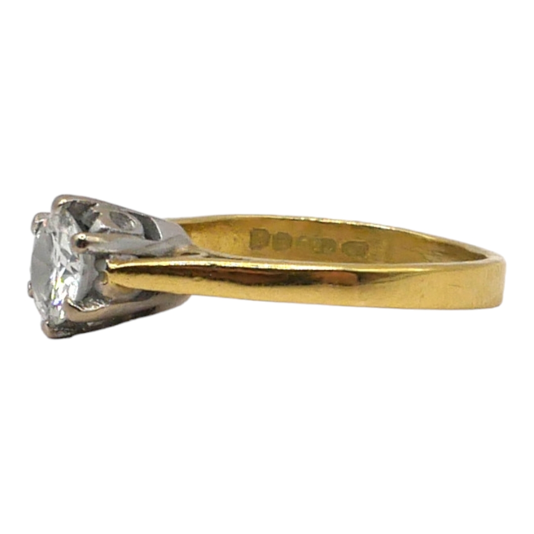 A VINTAGE 18CT GOLD AND DIAMOND SOLITAIRE RING Brilliant round cut diamond (approx. 5.5mm), having - Image 3 of 3