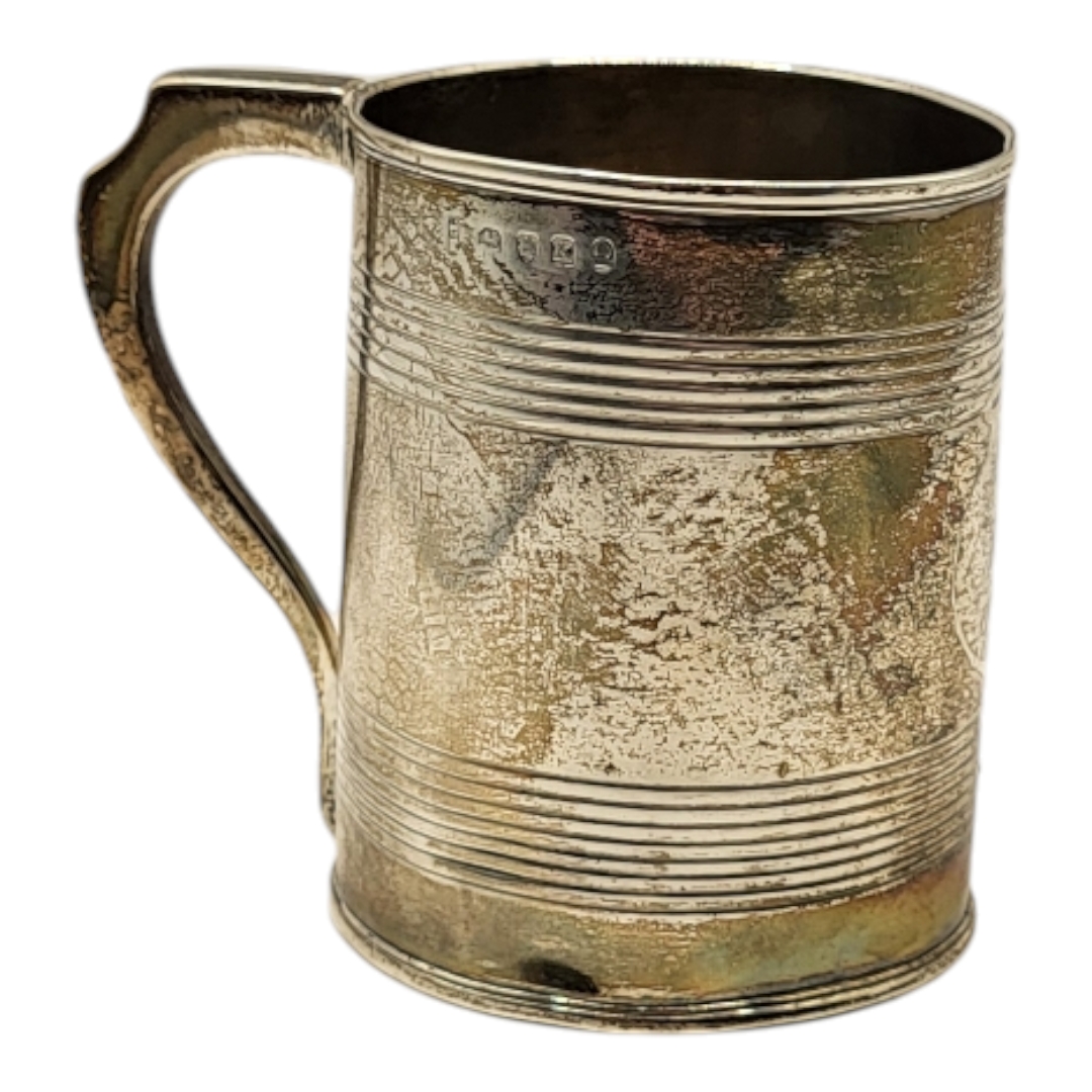 THOMAS MERITON, A GEORGIAN SILVER MUG, HALLMARKED LONDON, 1805 Having two engraved decorative - Image 4 of 4